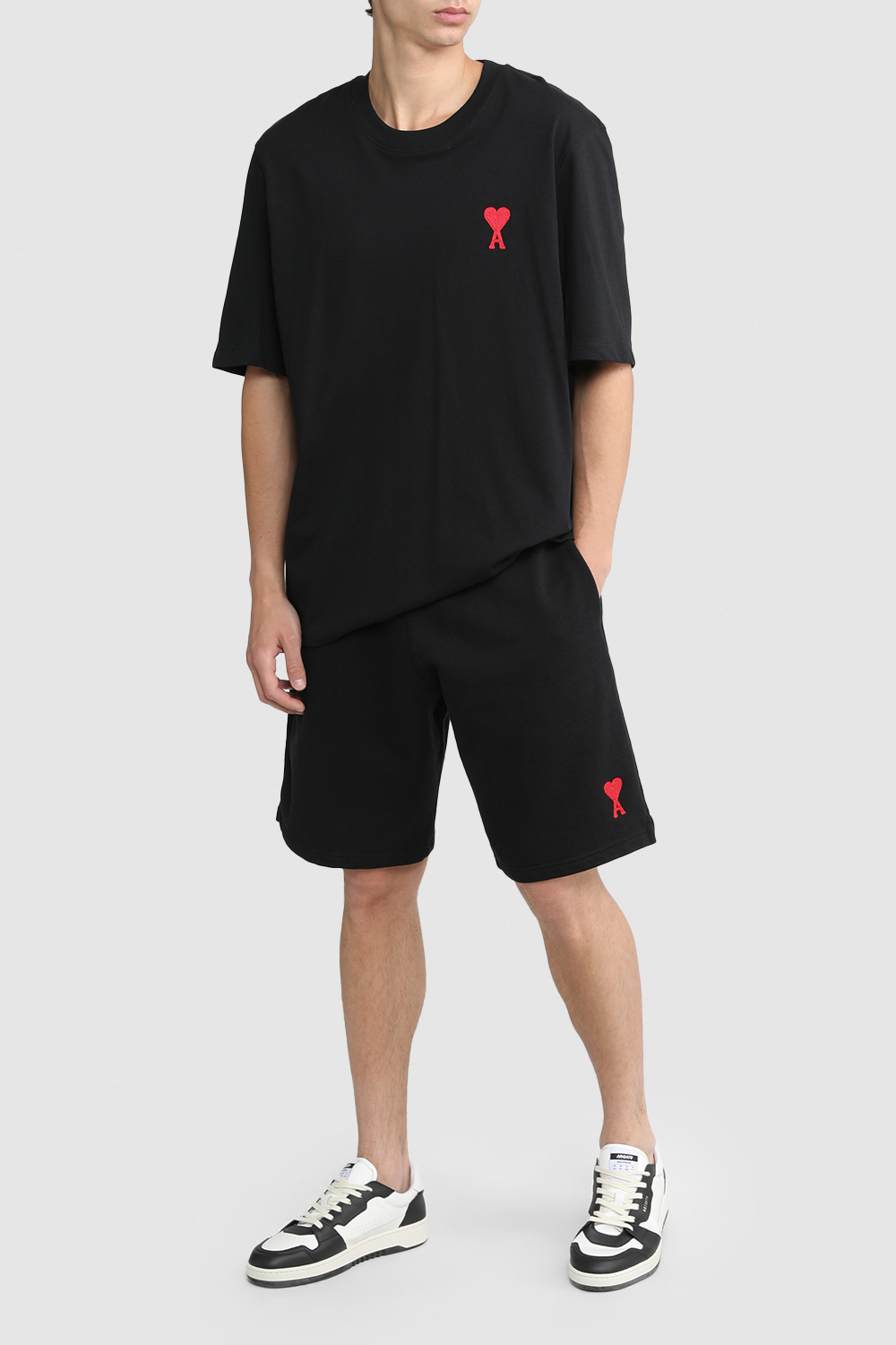 חולצת טי עם צווארון מעוגל